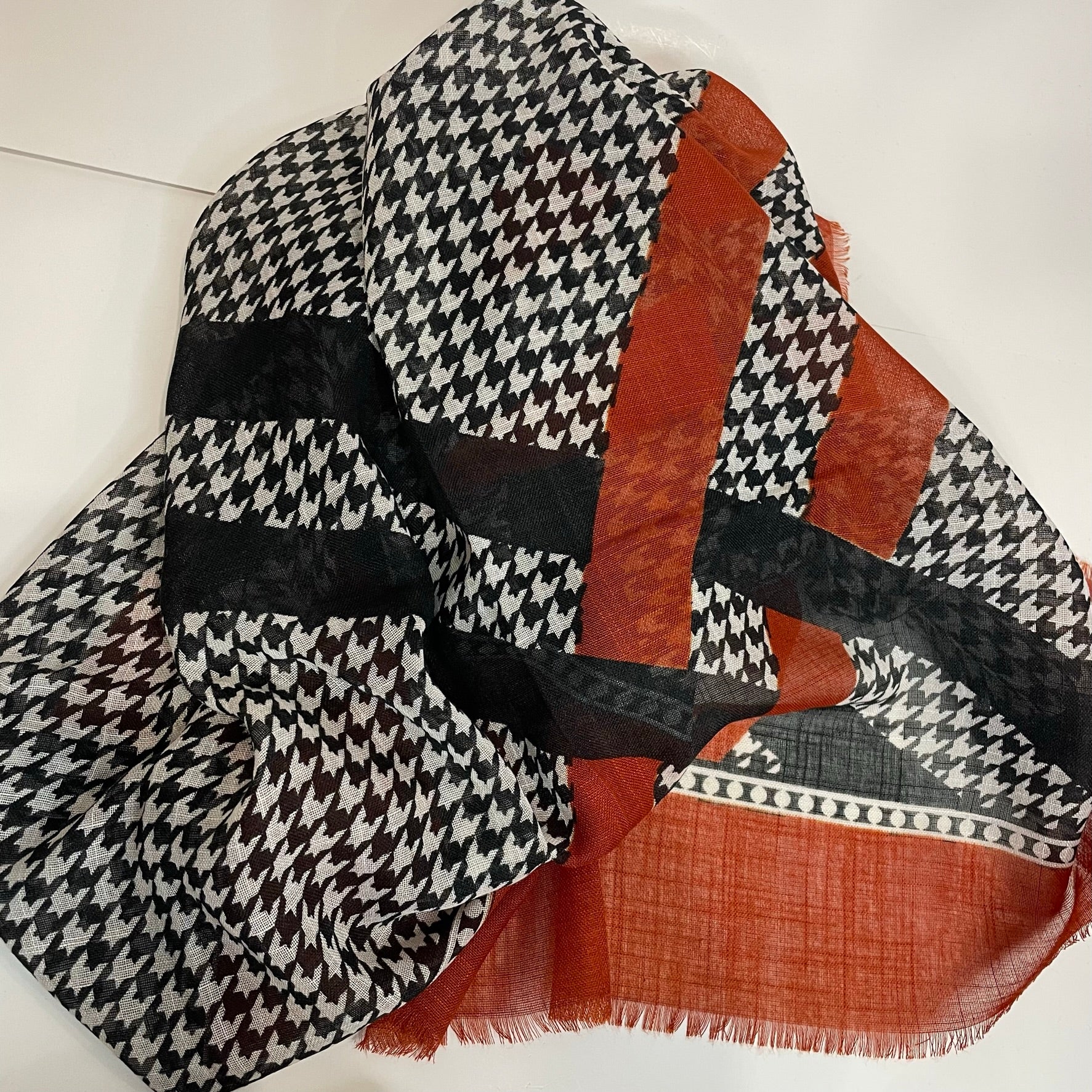 The English Houndstooth Scarf